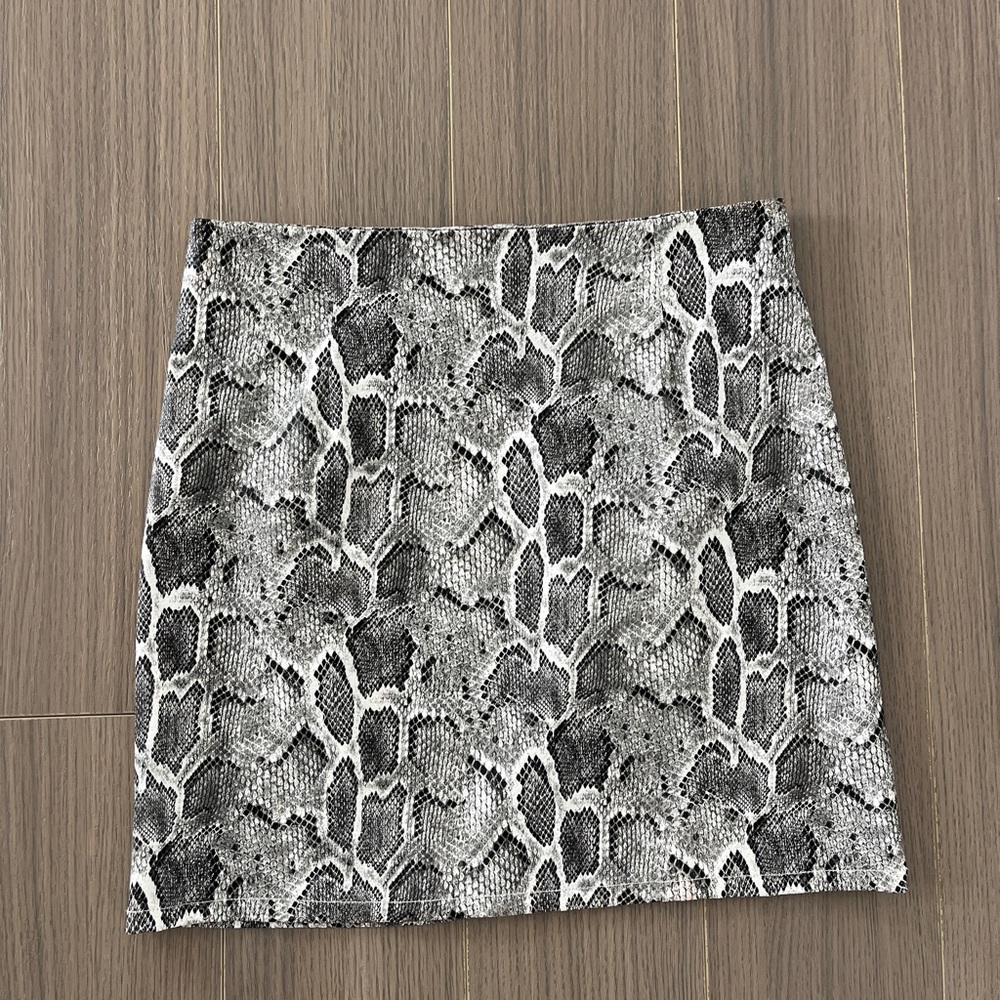 Black and white pencil skirt